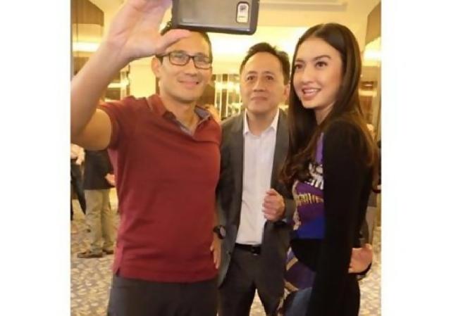 Tangan Siapa di Pinggang Raline Saat Foto Bareng Sandiaga & Triawan?
