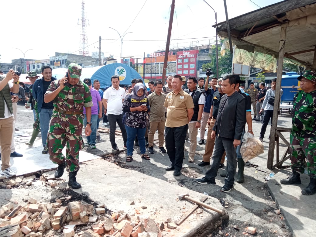 Tinjau Pasar Cik Puan, Pj Walikota Pastikan Kios Sementara Pedagang Segera Dibangun