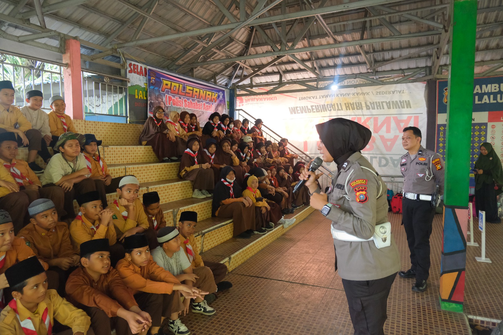 Satlantas Polresta Pekanbaru Edukasi Penggunaan Helm 100 Pelajar SD IT Az Zuhra