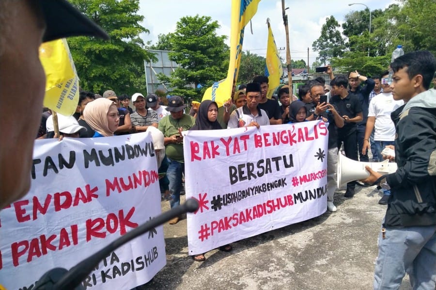 Mahasiswa dan Sopir Truk Geruduk Kantor Dishub Bengkalis, Tuntut Kadishub Mundur