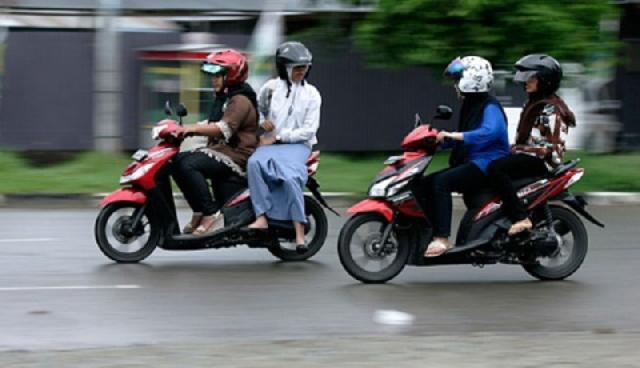 Ini Nih Kebiasaan Buruk Wanita Saat Naik Motor, Setuju?