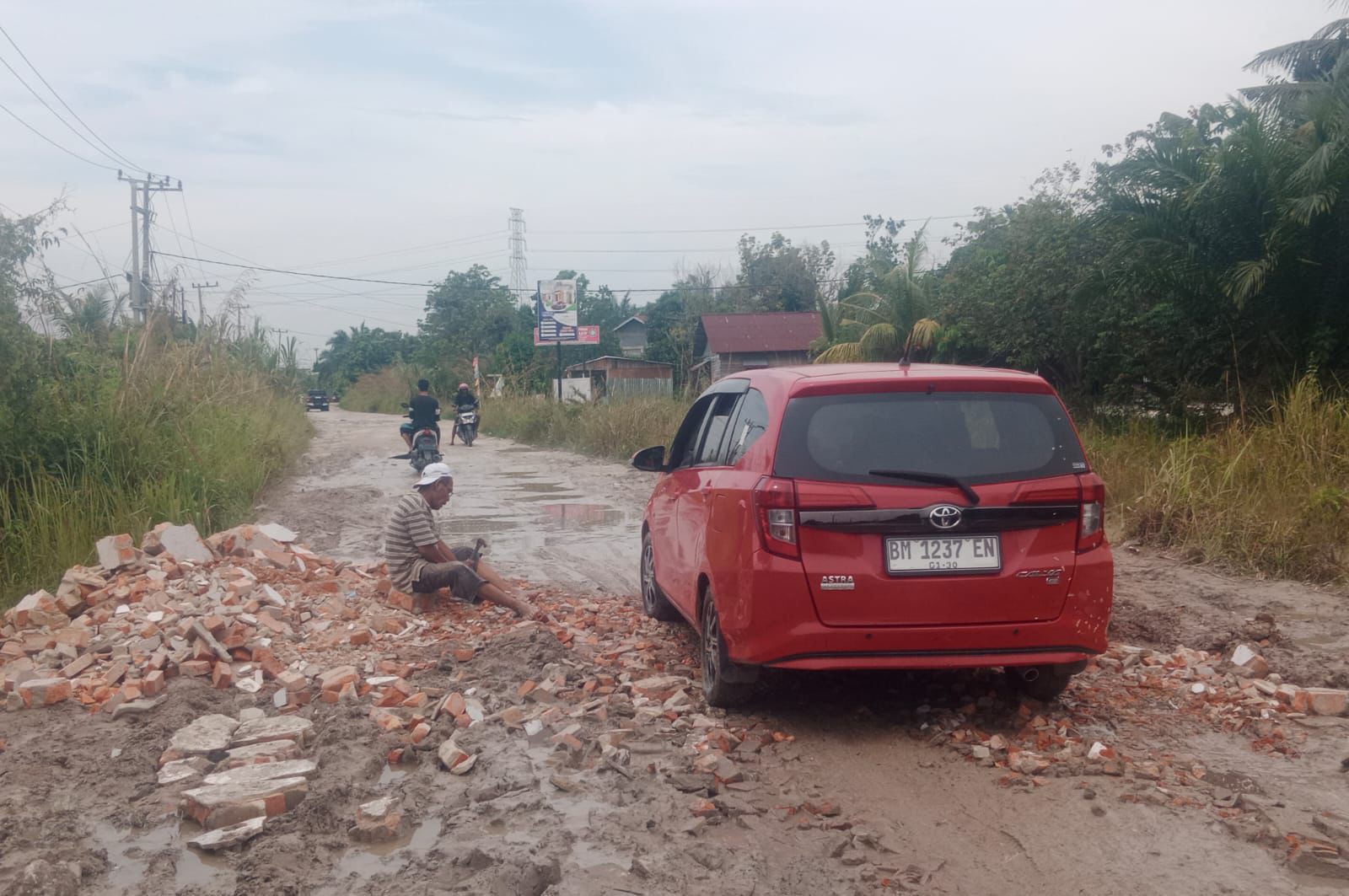 Warga Perbaiki Jalan Rusak di Jalan Uka Pekanbaru Secara Swadaya