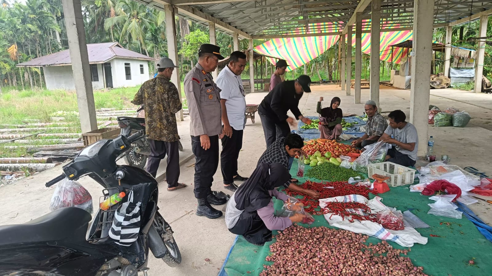 Kunjungi Pasar Tradisional, Kapolsek Reteh Ingatkan Masyarakat Jauhi Hoax