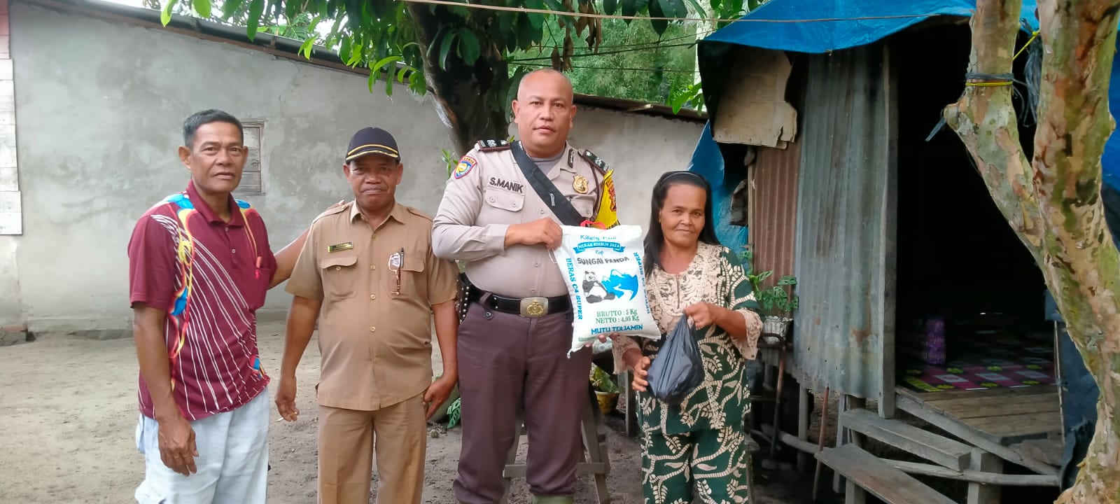 Polsek Pinggir Berikan Bantuan Sembako Kepada Warga Pangkalan Libut