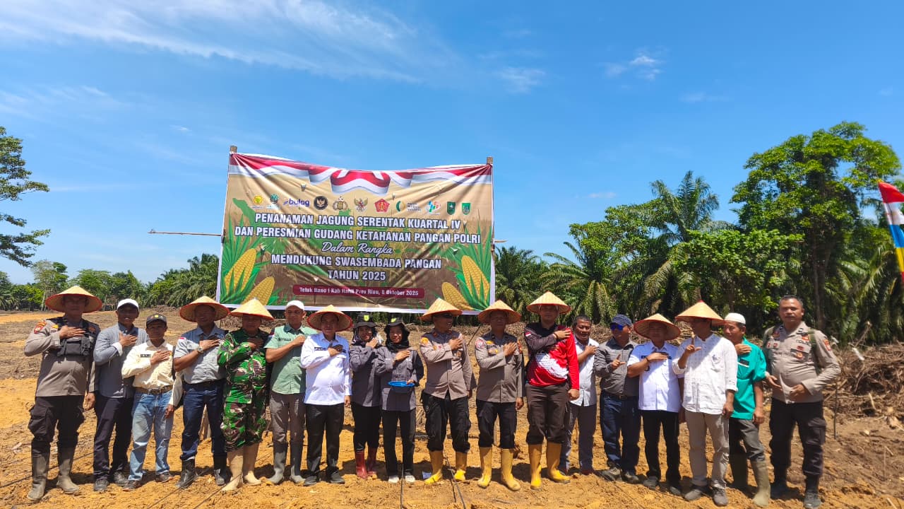 Kapolsek Bangko Pusako Pimpin Penanaman Jagung Serentak Dukung Ketahanan Pangan Nasional