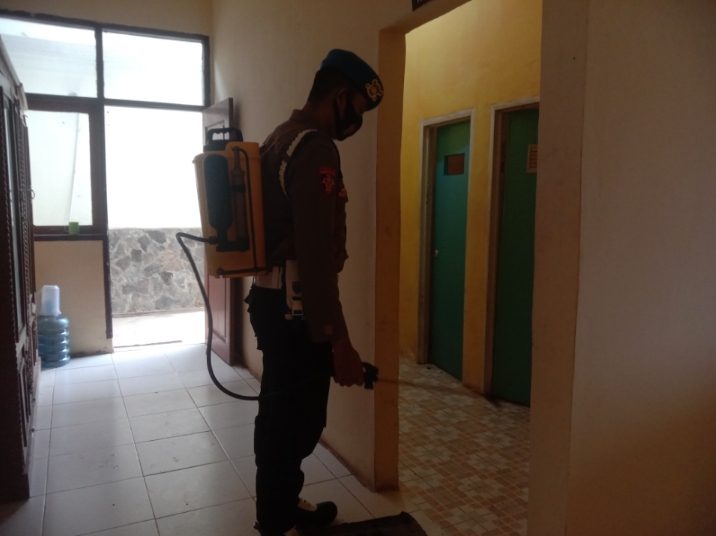 Cegah Penyebaran Covid-19, Polsek Pangkalan Lesung Semprot Cairan Disenfektan