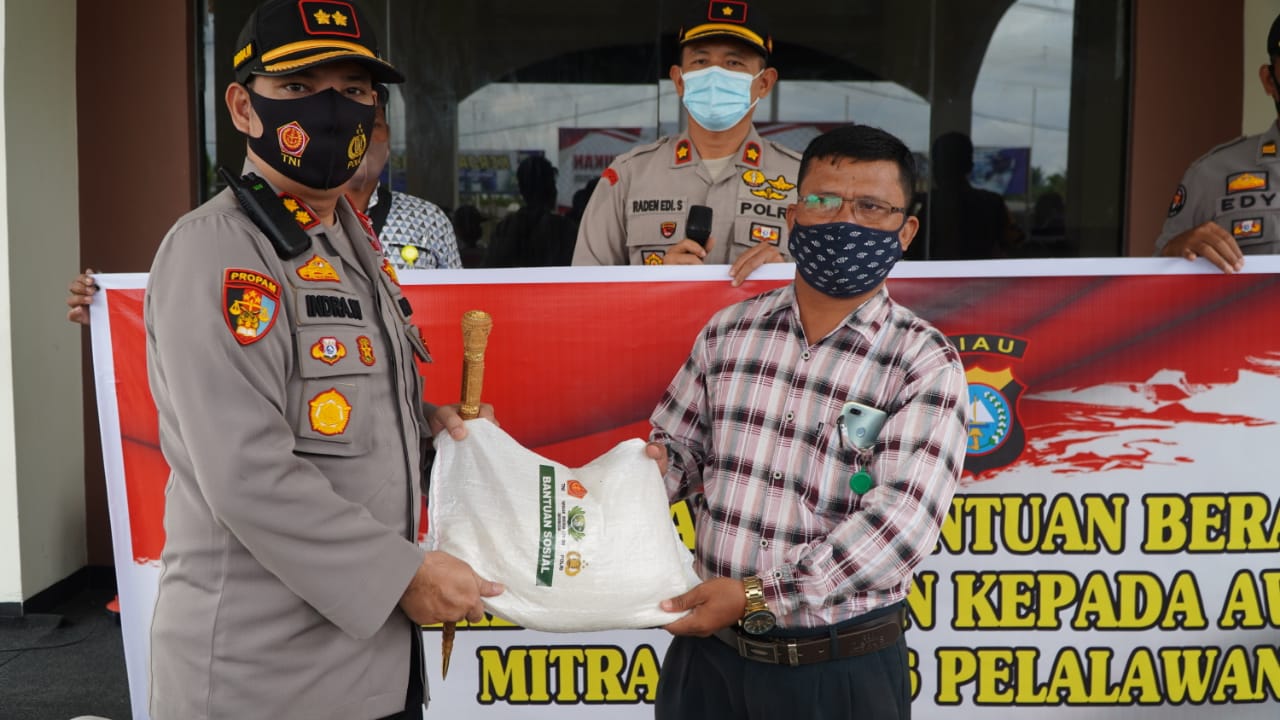 Satu Ton Beras di Distribusikan  Polres Pelalawan Kepada Awak Media Mitra Polres yang terdampak Covid 19