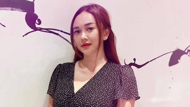 Gaya Aura Kasih Momong Anak, Netizen: Mama Muda Makin Seksi Aja!