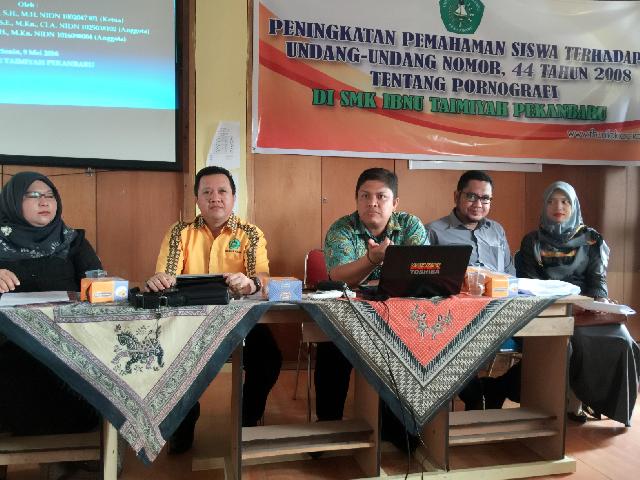 Pengabdian Kepada Masyarakat FH Unilak di SMK Ibnu Taimiyah Pekanbaru