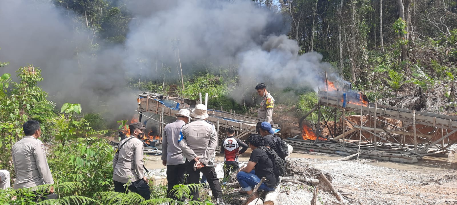 Polisi Musnahkan 10 Rakit Tambang Ilegal di Indragiri Hulu Riau