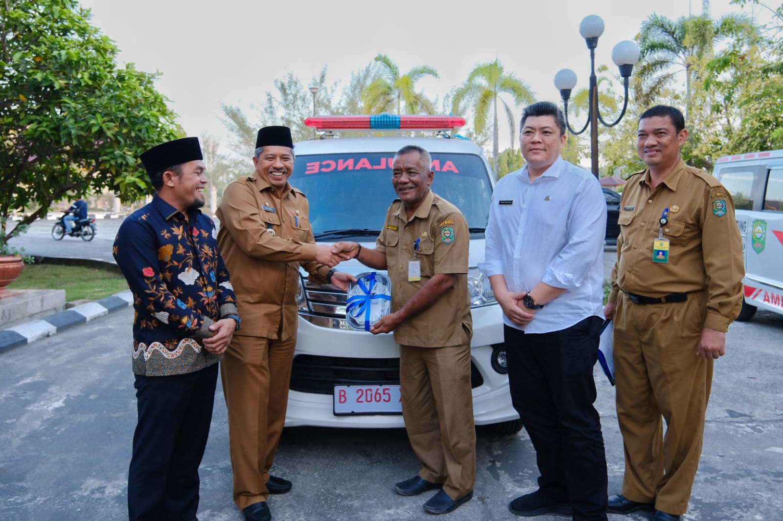 Bupati Alfedri Kembali Berikan Mobil Ambulance ke Masyarakat Kampung