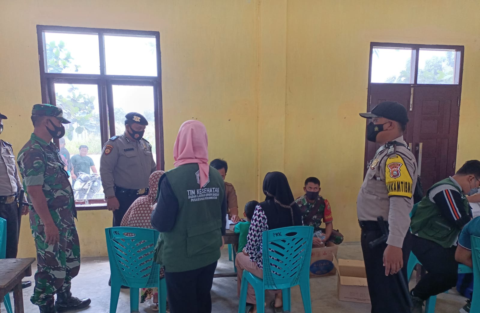 Bhabinkamtibmas Polsek Kerumutan Kawal Giat Vaksinasi di Desa Pangkalan Panduk
