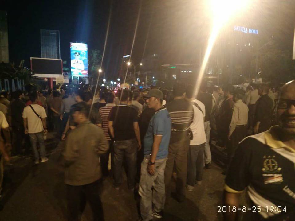 Breaking News: Pendukung Neno Terlibat Saling Dorong Dengan Kepolisian di Pekanbaru