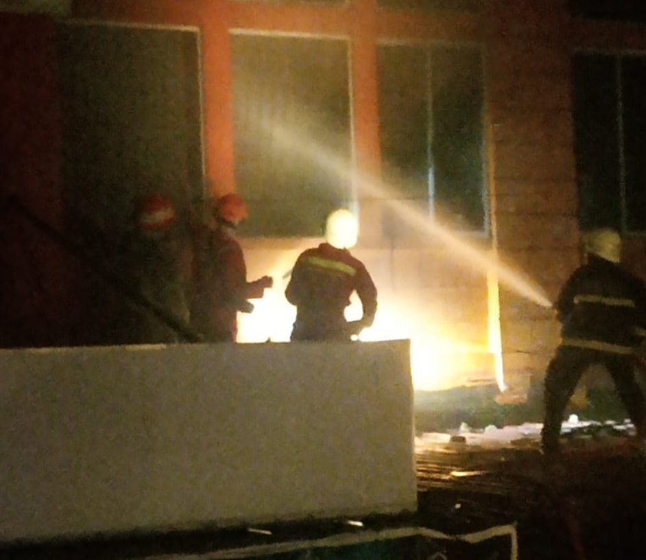 Toko Sepatu di Jalan hos Cokroaminoto Pekanbaru Terbakar