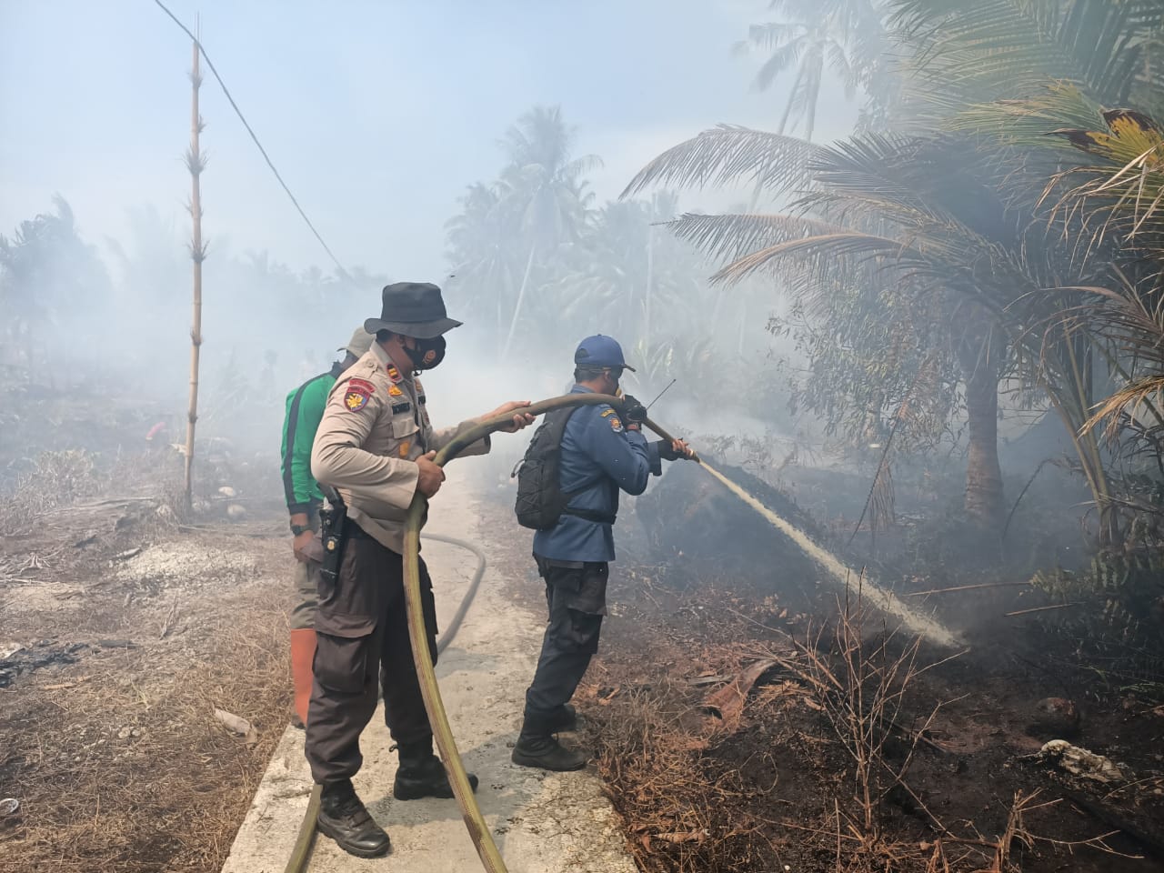 Tanggap Cepat Polsek Kuala Kampar Turun Langsung Padamkan Karhutla 