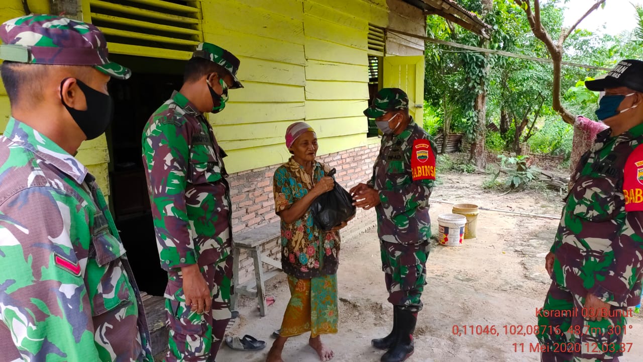 Babinsa Koramil 03 Bunut Bagikan Sembako Kepada Warga Kurang Mampu di Desa Binaan