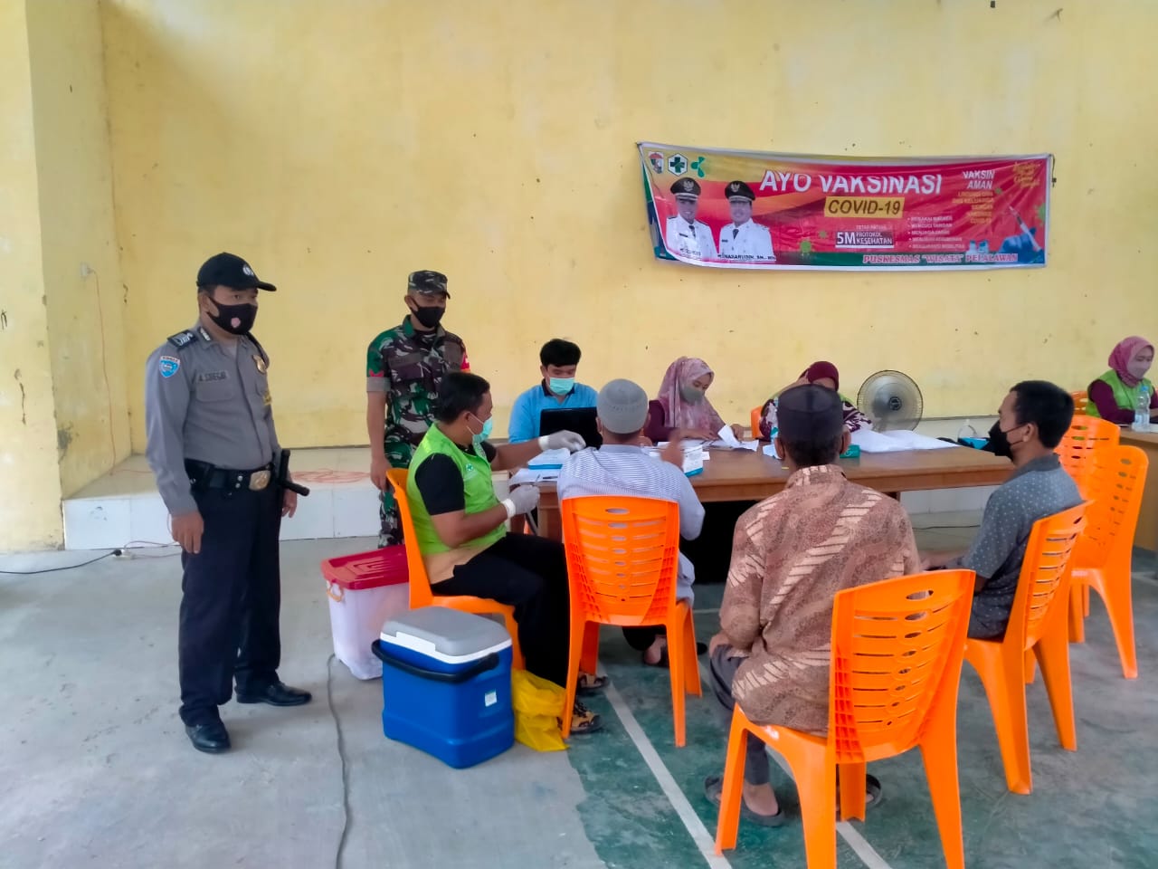 Gencarkan Vaksinasi di Wilkum, Polsubsektor Pelalawan Lakukan Pengamanan di Desa 