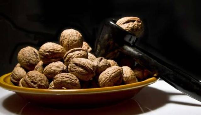 Konsumsi Kacang Kenari Setiap Hari Bikin Pria Bahagia