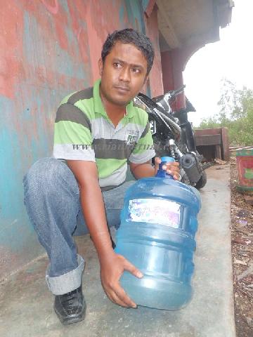 Ada Jentik Nyamuk Dalam Galon Merk K&W, Kenduri Warga Hampir Batal