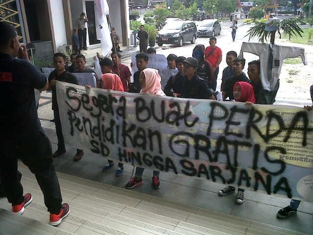 Tuntut Pendidikan Gratis Relawan Perjuangan Demokrasi Unjuk Rasa ke DPRD Pekanbaru
