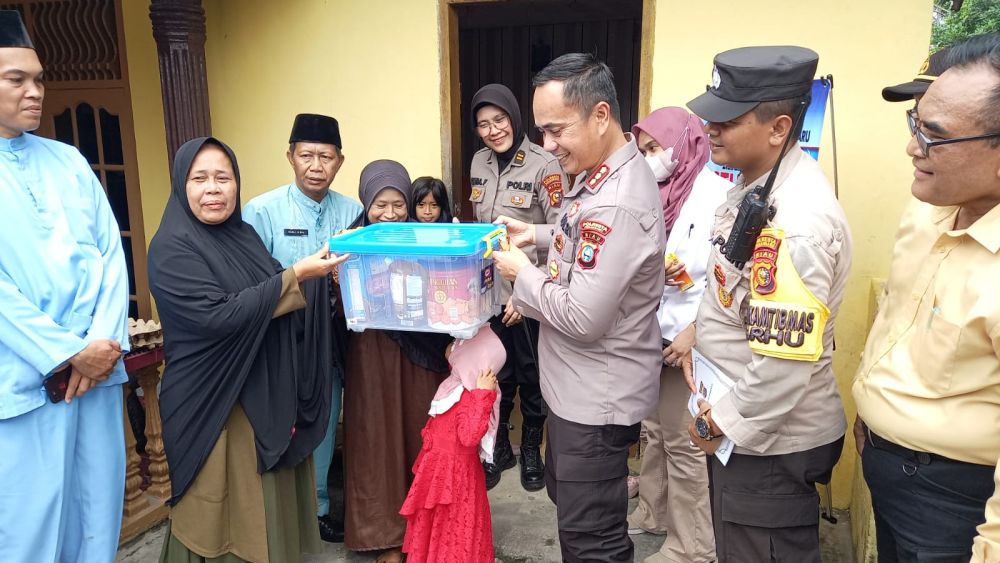 Kapolresta Pekanbaru dan Kasat Lantas Kunjungi Anak Stunting di Kecamatan Limapuluh