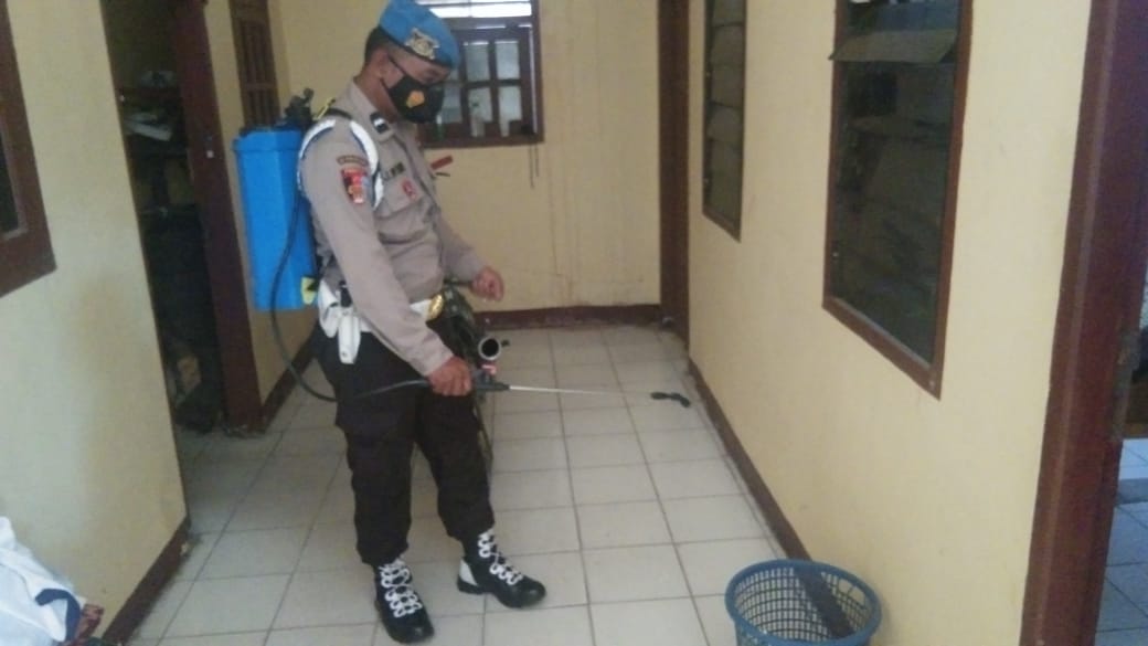 Cegah Penularan Covid-19, Mapolsek Bandar Sei Kijang Kembali Disemprotkan Disinfektan