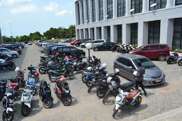 Parkir Kendaraan Kantor Bupati Semraut