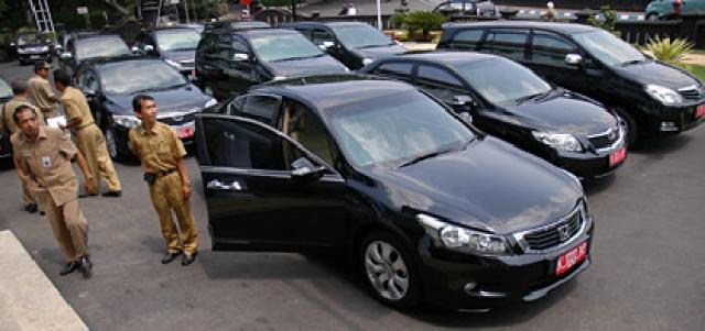 Usai Lebaran, Satpol PP Tarik Paksa Dua Mobdin Dari Mantan Anggota DPRD Pekanbaru