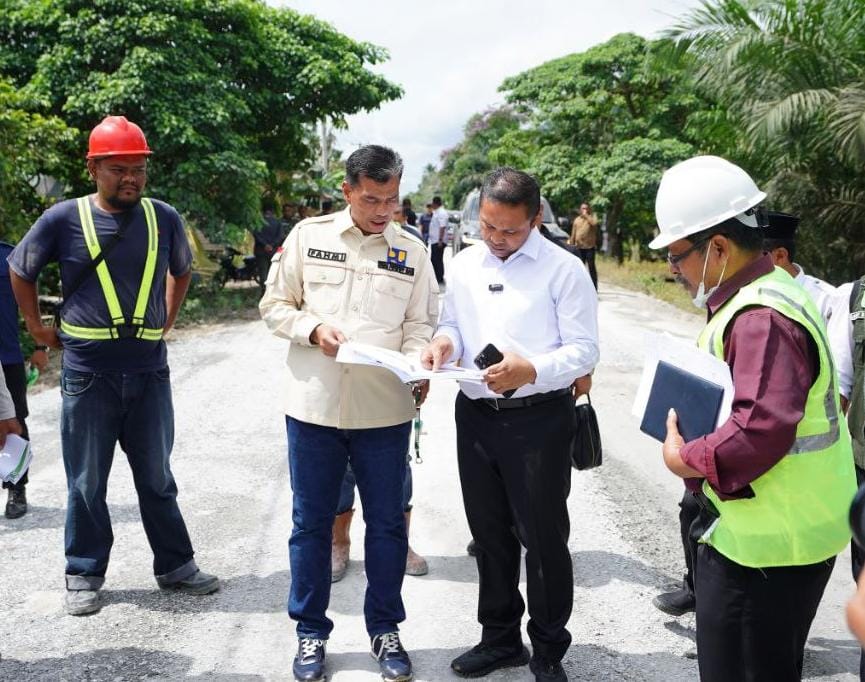 Gubri Abdul Wahid Cek Jalan Rp29 Miliar di Inhil, Ingatkan Warga Jangan ODOL