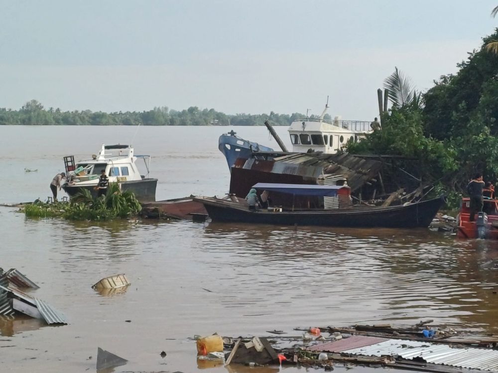Abrasi, Sejumlah Rumah Warga di Inhil Ambruk ke Sungai