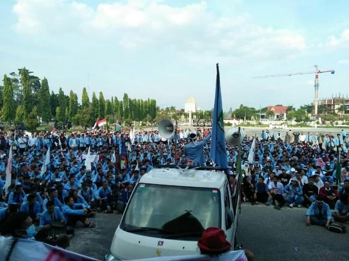 Ribuan Mahasiswa Universitas Riau Bobol Pagar Kantor Gubernur