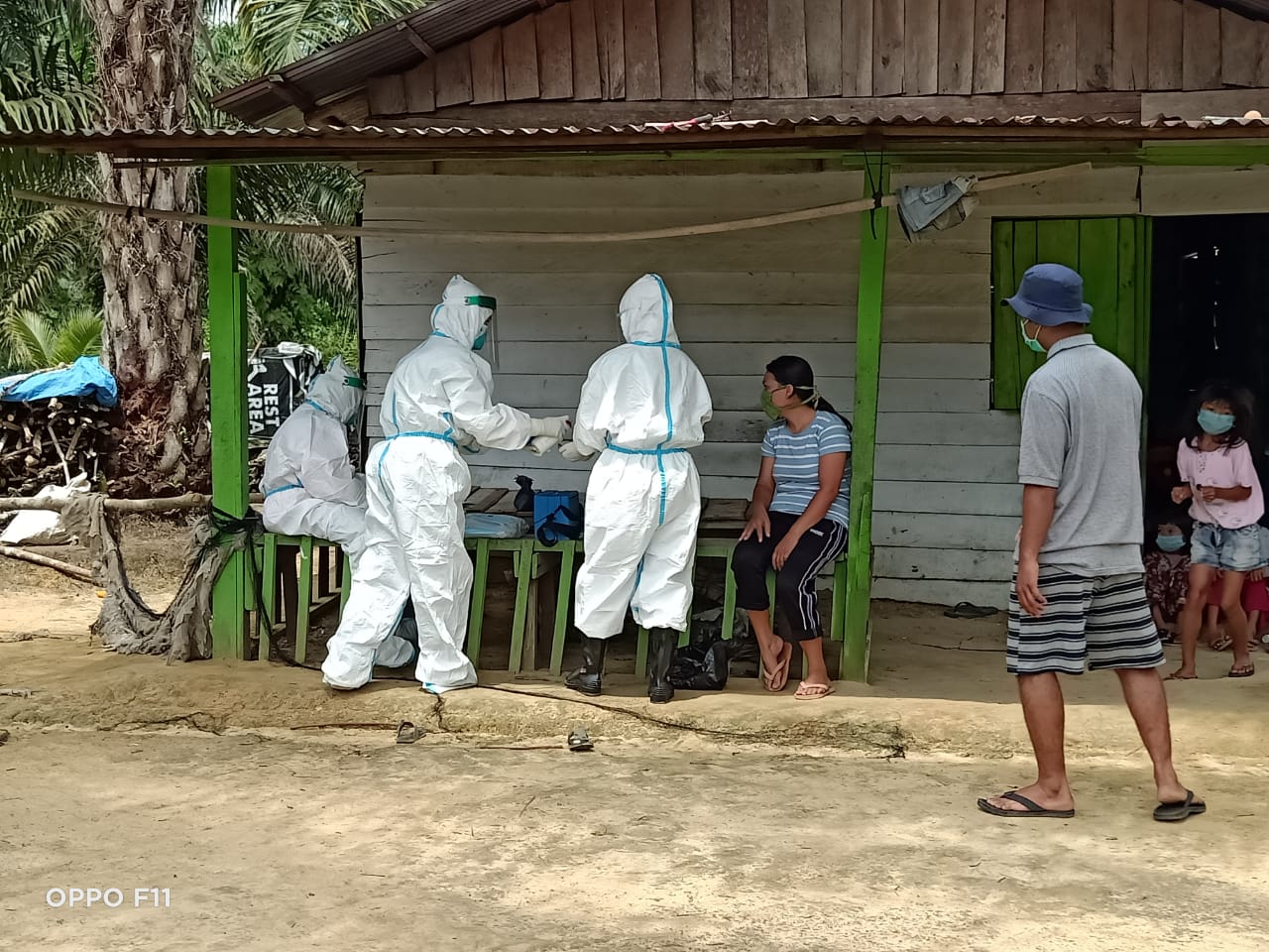 Swab Test Warga Desa Pesaguan Dikawal Polsek Pangkalan Lesung