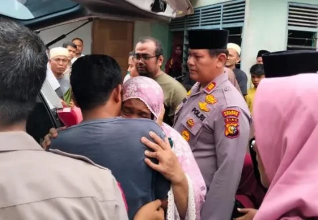 Kapolsek Kampar Tunjukkan Sikap Humanis, Antar Tahanan Narkoba Melayat Adik yang Meninggal