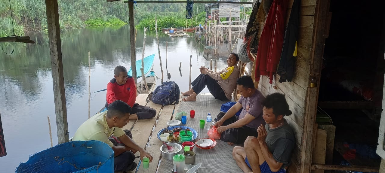 Personel Polsek Gaung Makan Bersama Nelayan Hutan, Sosialisasi Pemilu Damai 2024