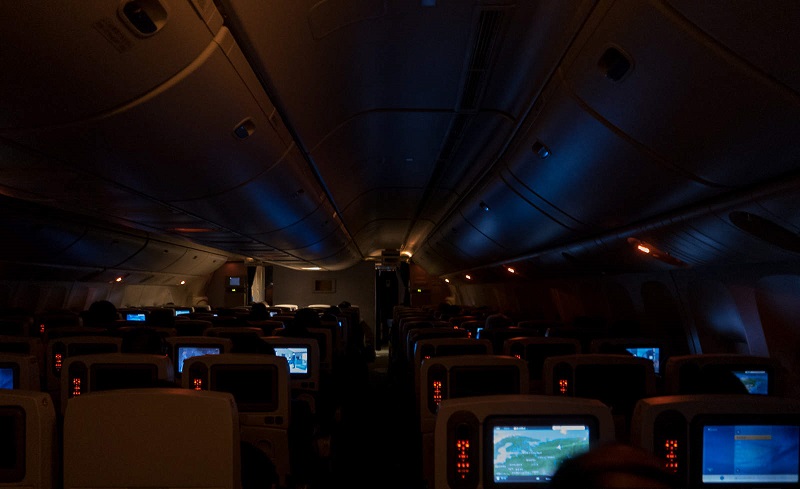 Ternyata Ini Alasan Lampu Pesawat Diredupkan saat Lepas Landas dan Mendarat