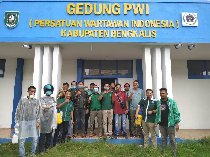 PKB Bengkalis Lakukan Penyemprotan Disejumlah Titik, Termasuk Kantor PWI
