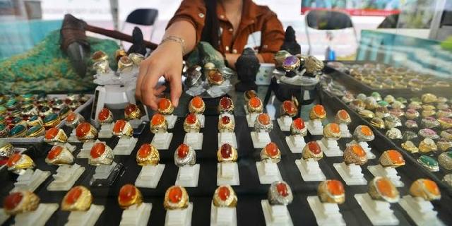 Kilau batu akik yang kian meredup