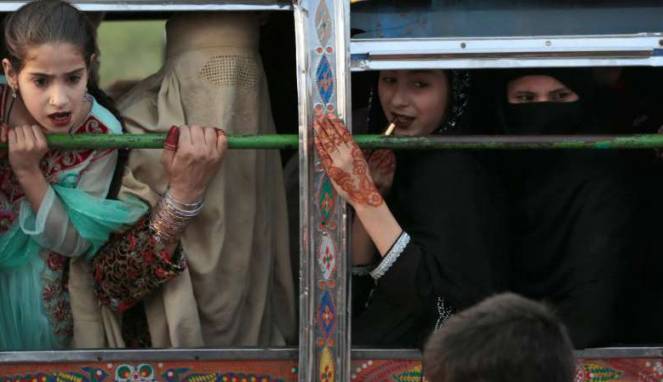 Biadab! 8 Pria Arak Perempuan Telanjang Keliling Kampung