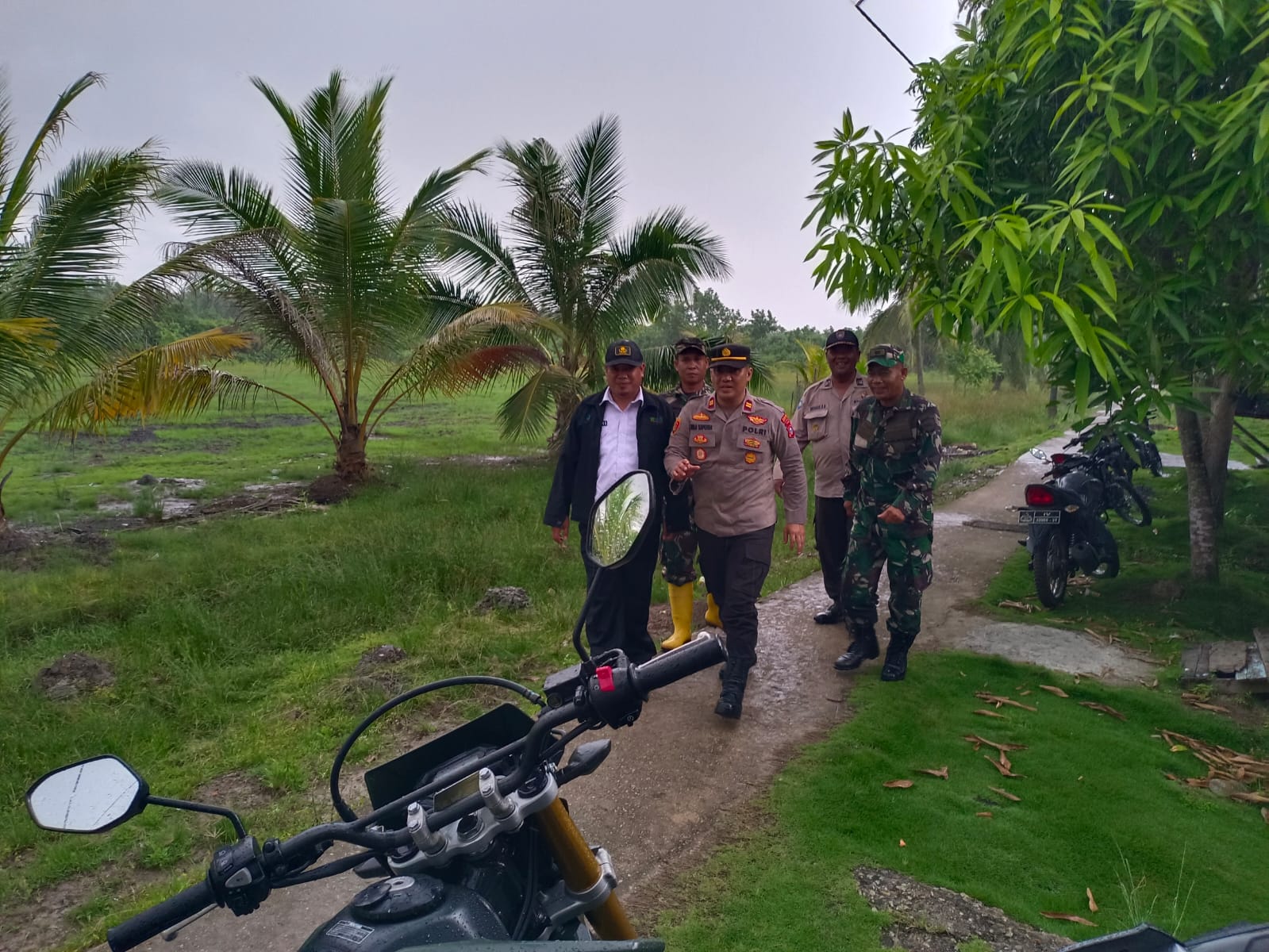 Hujan tak Surutkan Semangat Kapolsek Pulau Burung di Inhil Sampaikan Pesan Pemilu Damai