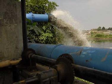 Pompa Hisap Air Terbakar, Masyarakat Sekitar Leighton Kebanjiran