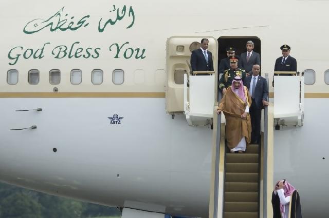 Warga Bali ikut melepas kepergian Raja Salman