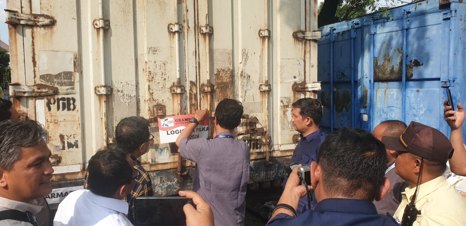 KPU Riau Lepas 10 Armada Logistik Surat Suara Pilkada 2024 dari Bekasi