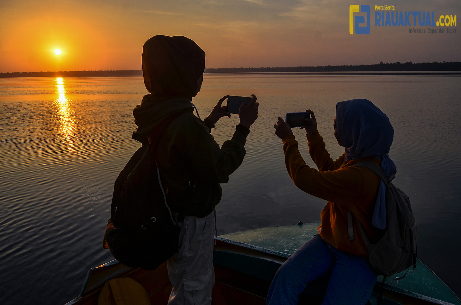 Merekam Sunrise Wisata Alam Danau Zamrud 