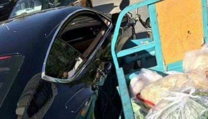 Mobil Mewah Ditabrak 'Gerobak' Sayur, Apa yang Terjadi?