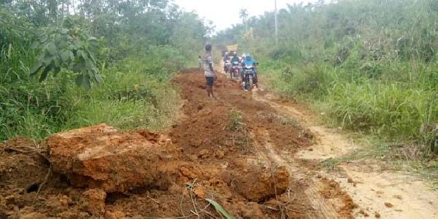 PT Era Sawita Timbun Jalan Pemukiman Masyarakat