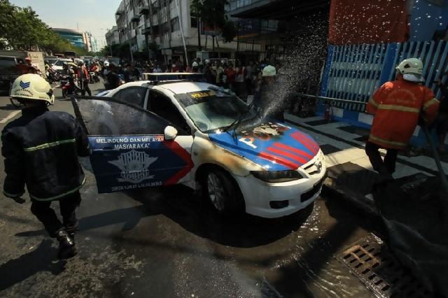 Mabuk, Pria Hancurkan Mobil Polisi