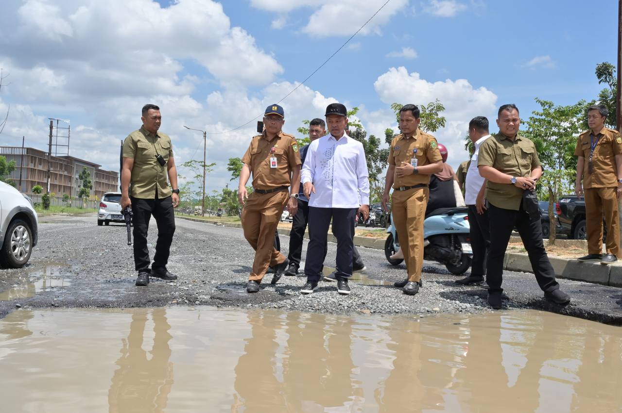 Tinjau Kerusakan Jalan Sudirman Ujung, Gubri Langsung Perintahkan Diperbaiki