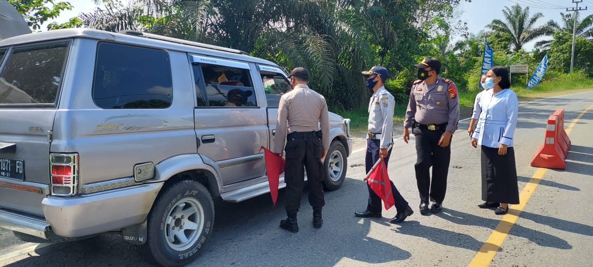 Kapolsek Bandar Sei Kijang Gencar Pantau Masyarakat di Pos Penyekatan