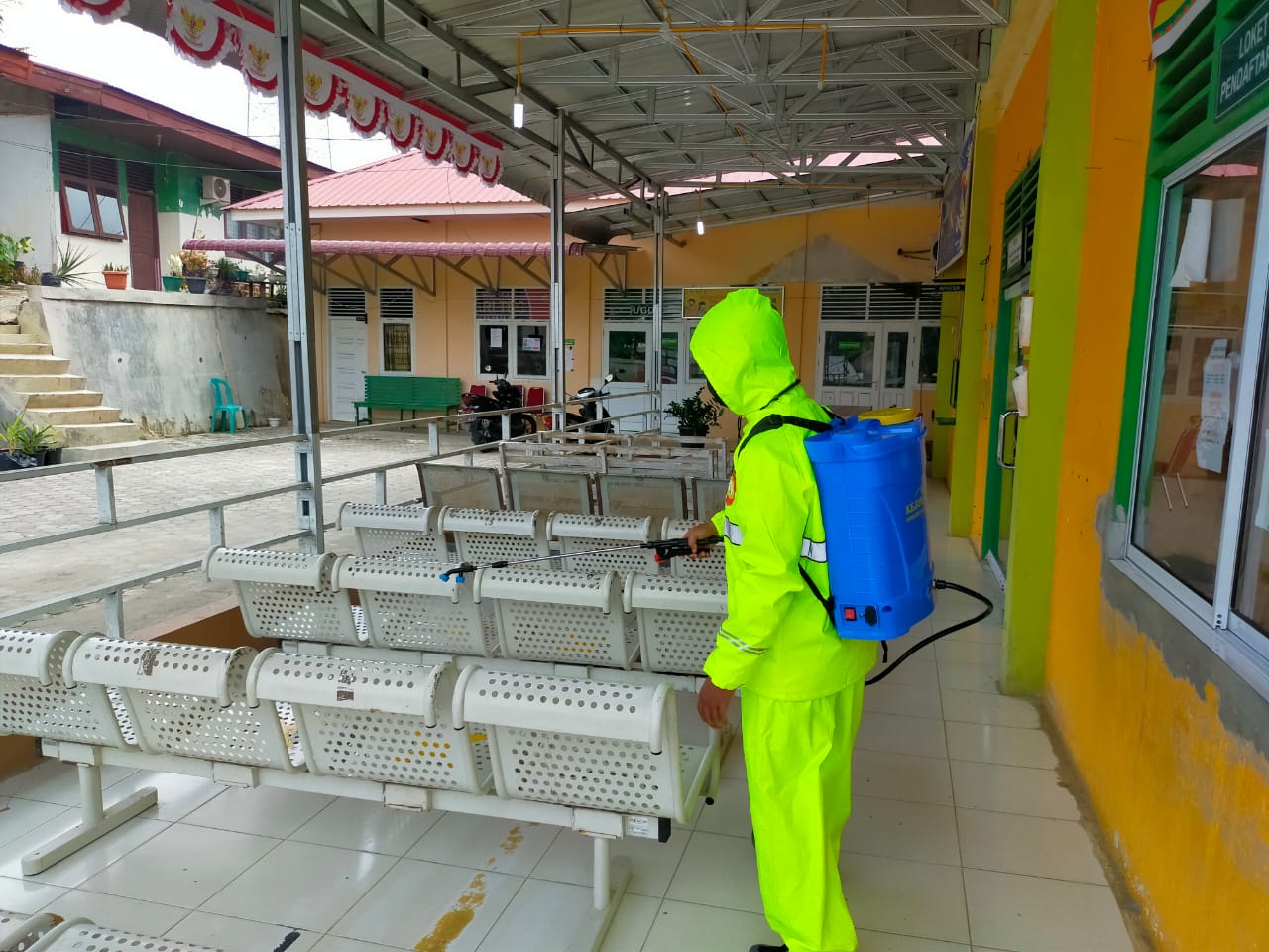 Polisi Semprot Disinfektan di Puskesmas Sorek I Kecamatan Pangkalan Kuras 