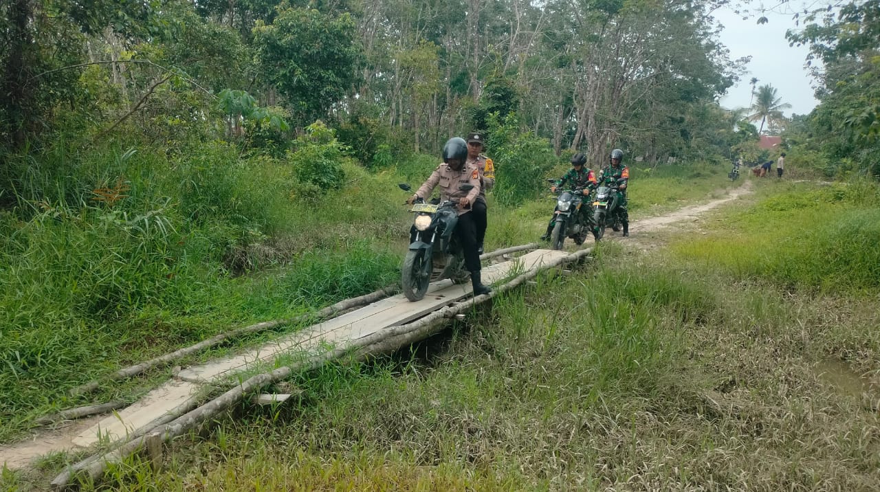 Polisi dan TNI Susuri Jalan Setapak Temui Warga Sampaikan Pesan Pilkada Damai